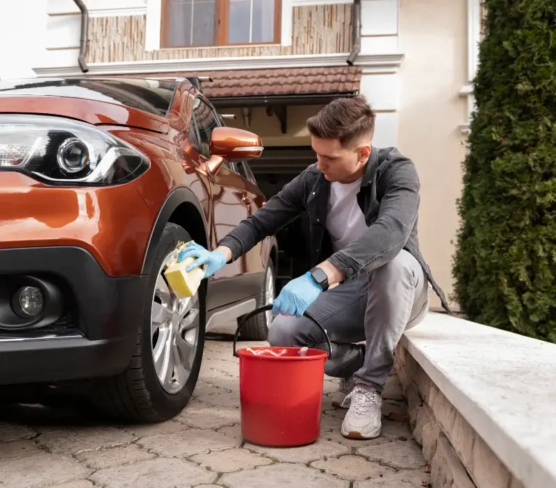 Lavage auto à domicile Saint-Genest-d'Ambière : professionnel intervenant sur un véhicule